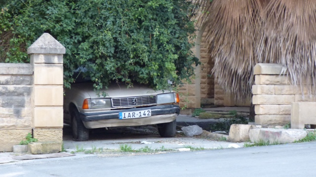 305 Peugeot sous abri ; Malte.