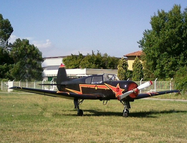Yak 18  A ? 1957 à l'aérodrome de Cannes Mandelieu