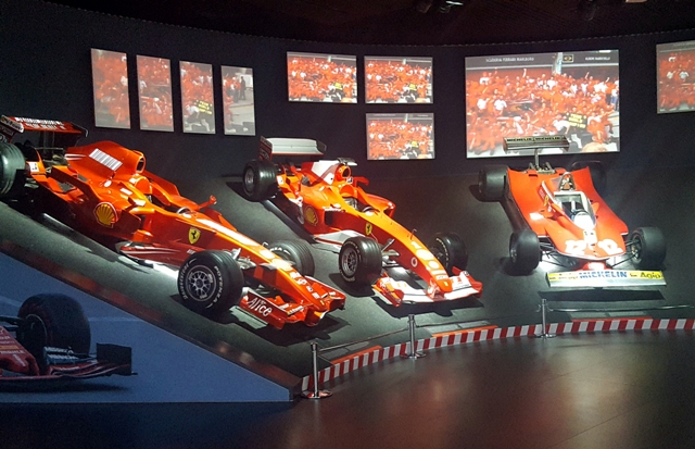 La salle des f1 Ferrari, vintage cars &  co