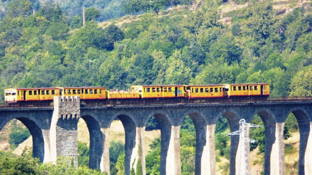 Le pont Séjourné; le train jaune