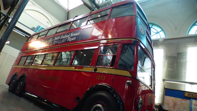 Enorme trolley bus à 6 roues, vintage cars & co