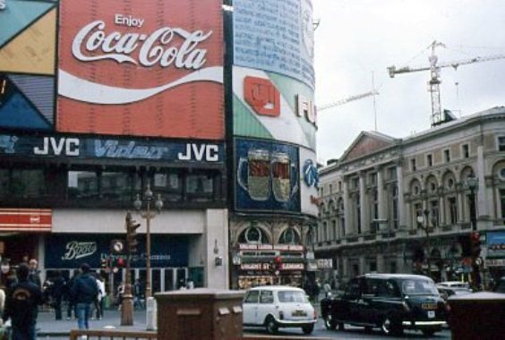Picadilly circus en 1981 vintage cars & co